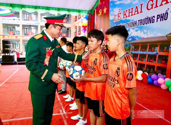 Đại tá Trịnh Đức Thiêm, Chỉ huy trưởng Bộ Chỉ huy quân sự tỉnh Điện Biên tặng quà cho các em học sinh tại Trường Phổ thông nội trú Tiểu học và THCS Sín Thầu, tỉnh Điện Biên.