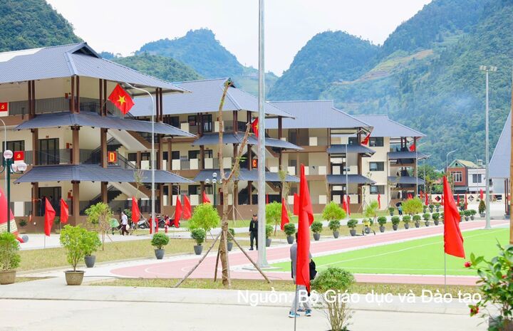 Toàn cảnh Trường Phổ thông Nội trú Tiểu học và THCS Mường Khương giữa không gian vùng cao biên giới tỉnh Lào Cai.