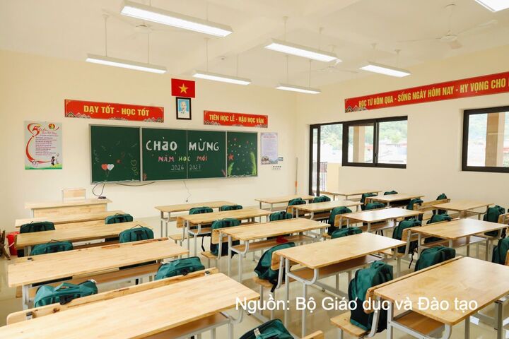 Các phòng học tại Trường Phổ thông Nội trú Tiểu học và THCS Mường Khươngđược bố trí bàn ghế, thiết bị và các điều kiện cần thiết, sẵn sàng phục vụ hoạt động dạy và học.