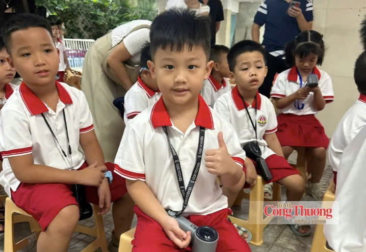 Bùi Gia Bảo, học sinh lớp 1 Trường Tiểu học Cầu Giấy A chia sẻ: “Hôm nay con rất vui vì được dự lễ khai giảng, được gặp cô giáo và các bạn mới. Con mong năm học này sẽ học được nhiều điều mới, biết đọc, biết viết tốt hơn và có thêm nhiều bạn".