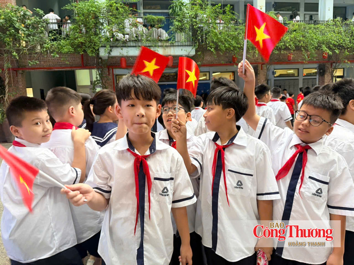 Cờ đỏ sao vàng tung bay, hòa cùng niềm vui và khí thế rộn ràng của học sinh Trường THCS – THPT Lương Thế Vinh trong ngày khai giảng năm học mới.