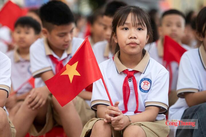 Năm học này, học sinh xã Minh Châu lần đầu được học THPT ngay trên xã đảo, không còn phải qua sông Hồng đến trường như trước.