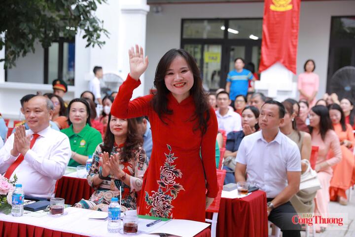 Cô giáo Lê Thị Vân Anh, Hiệu trưởng Trường THCS Trung Hòa chào đón học sinh trong ngày khai giảng.