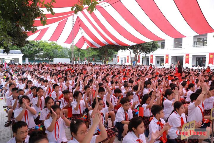 Không khí khai giảng cũng rộn ràng tại nhiều trường học trên địa bàn Thủ đô. Tại Trường THCS Trung Hòa, từ sáng sớm, học sinh đã có mặt đông đủ, háo hức dự lễ khai giảng và chào đón năm học mới 2026-2027.