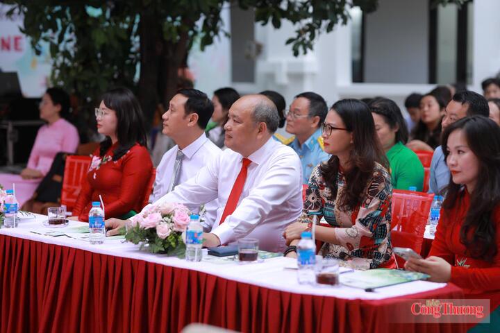 Các đại biểu tham dự lễ khai giảng tại Trường THCS Trung Hòa.