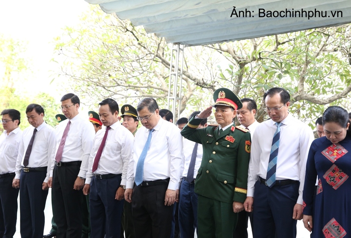 Phó Thủ tướng Thường trực Phạm Gia Túc dâng hương, dâng hoa tưởng niệm các Anh hùng liệt sĩ tại Nghĩa trang liệt sĩ Quốc gia A1 - Ảnh: chinhphu.vn/Nguyễn Hoàng
