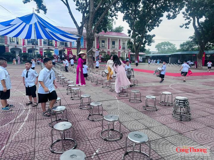 Cô và trò Trường Tiểu học Chương Mỹ 2 sắp xếp ghế ngồi trước giờ khai giảng.