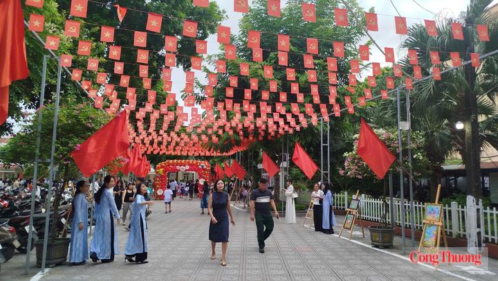 Các cổng trường ở Thủ đô rực rỡ cờ đỏ sao vàng những ngày này.