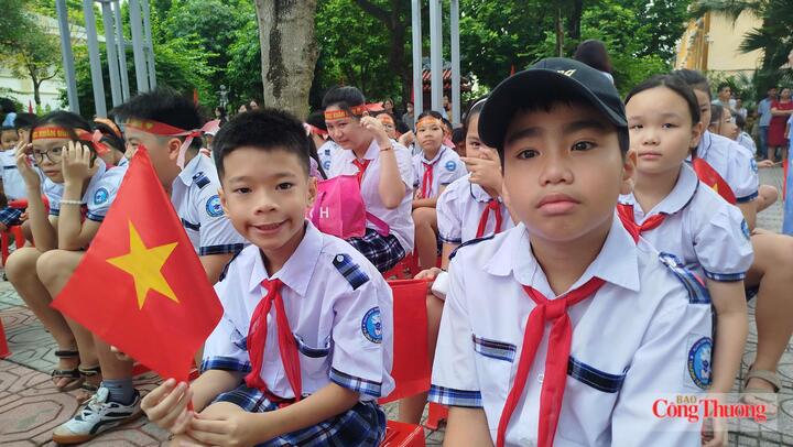 Các em học sinh háo hức chào đón năm học mới.


Học sinh Trường Tiểu học Đoàn Thị Điểm - Hà Nội trong lễ khai giảng.