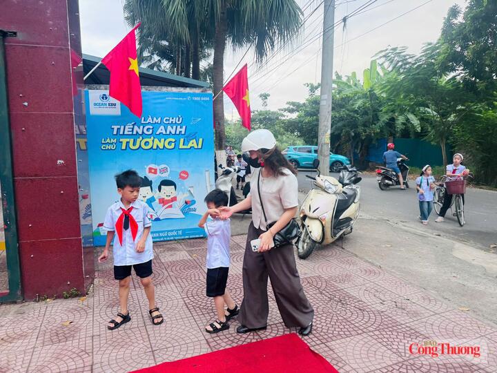 Nhiều phụ huynh đưa con em đến trường từ sớm.