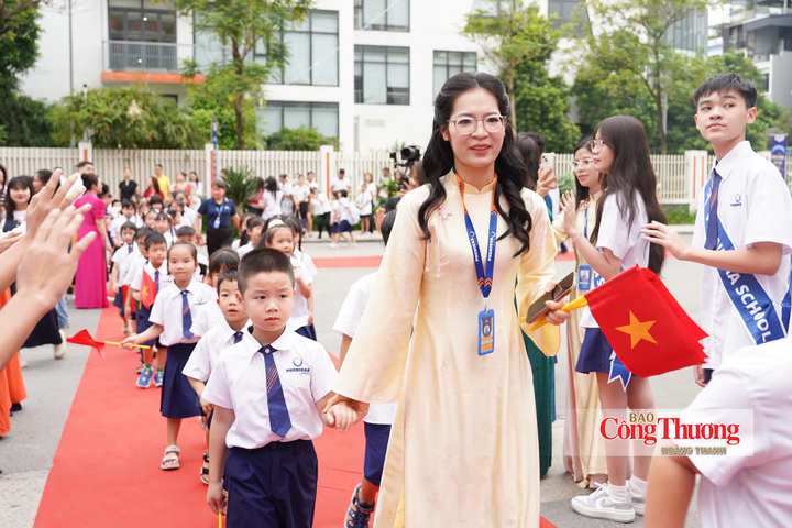 Học sinh lớp 1 Trường Phổ thông Liên cấp Phenikaa được thầy cô chào đón trong ngày khai giảng năm học mới.