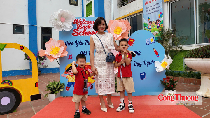 Phụ huynh đưa trẻ đến lớp trong ngày khai giảng năm học mới tại Trường Mầm non Minh Khai.