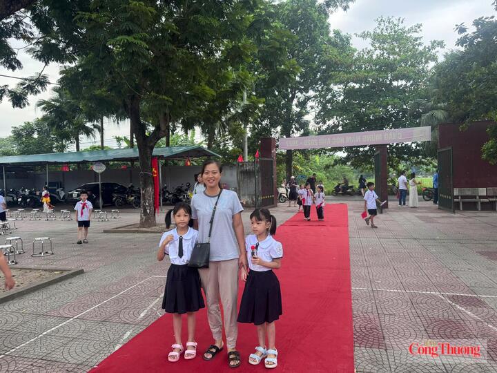 Phụ huynh và học sinh chụp ảnh lưu niệm trước giờ khai giảng.