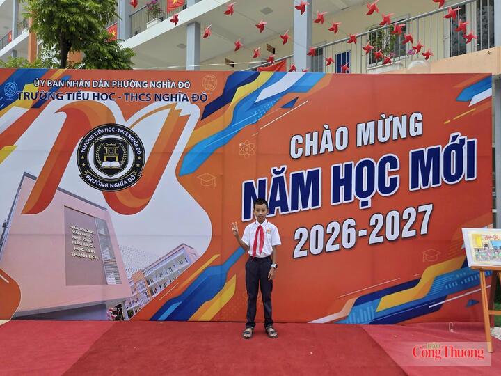 Một em học sinh cũng tranh thủ chụp ảnh trước giờ khai giảng.