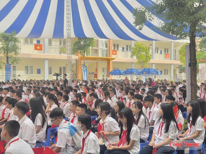 Sáng ngày 5/9, cùng với cả nước, hơn 2,3 triệu học sinh ở Thủ đô háo hức chào đón năm học mới 2026 -2027.
