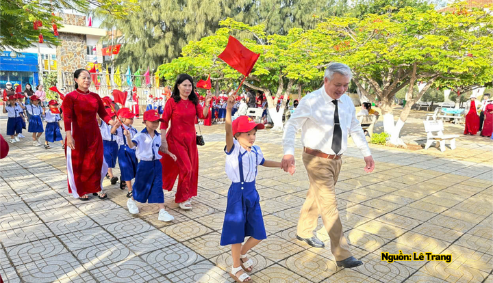 Các em học sinh Trường Tiểu học Phú Quý phấn khởi trong ngày tựu trường.