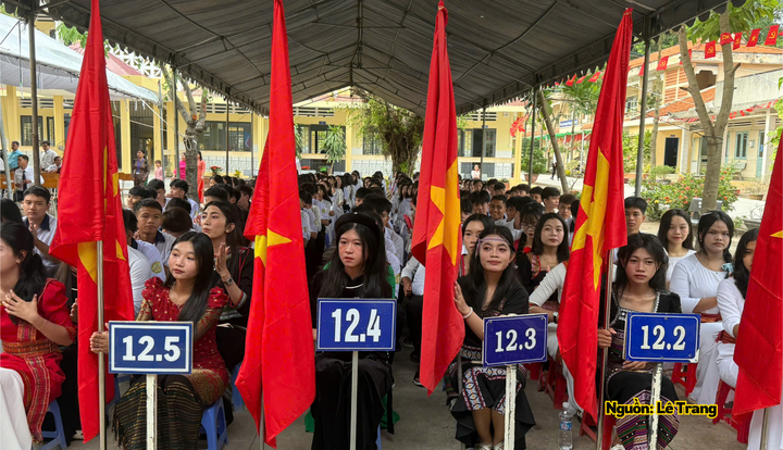 Học sinh dự Lễ Khai giảng năm học mới tại Trường Phổ thông Dân tộc nội trú tỉnh, phường Hàm Thắng.