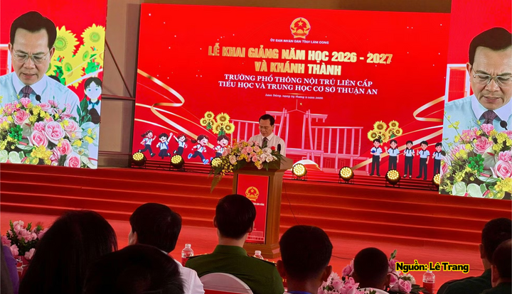 Chủ tịch UBND tỉnh Lâm Đồng Hồ Văn Mười phát biểu trong lễ khai giảng năm học mới tại trường Phổ thông nội trú liên cấp Tiểu học và THCS Thuận An.
