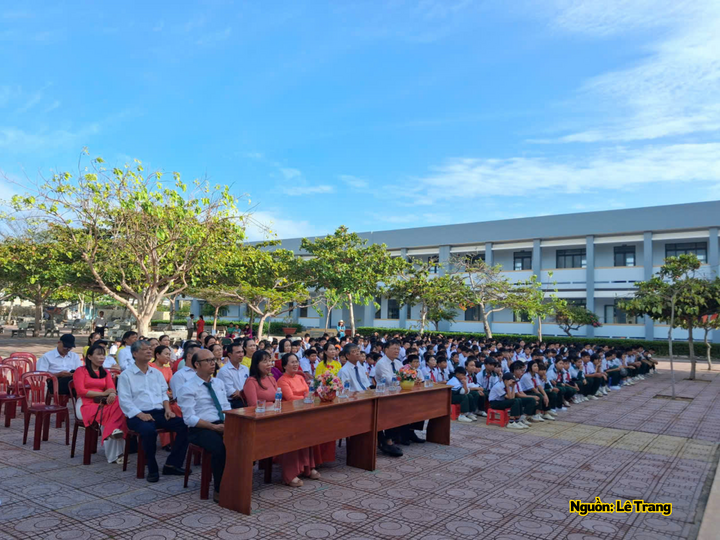 Trường THCS Phú Quý được thành lập trên cơ sở sáp nhập 3 trường THCS gồm Ngũ Phụng, Tam Thanh và Long Hải.