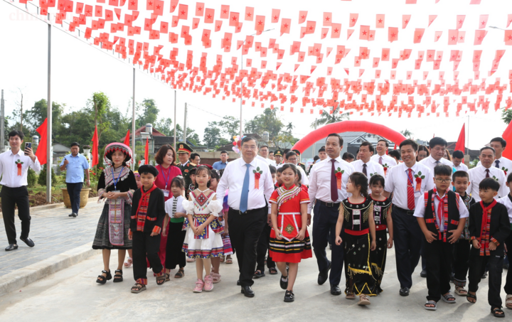 Phó Thủ tướng Thường trực Phạm Gia Túc dự Lễ khánh thành và khai giảng năm học mới tại điểm cầu Trường Phổ thông nội trú Tiểu học và Trung học cơ sở Thanh Nưa (Điện Biên) - Ảnh: chinhphu.vn/Nguyễn Hoàng
