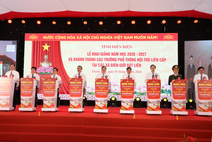 Phó Thủ tướng Thường trực Phạm Gia Túc và các đại biểu thực hiện nghi thức khánh thành Trường Phổ thông nội trú Tiểu học và Trung học cơ sở Thanh Nưa (Điện Biên) - Ảnh: chinhphu.vn/Nguyễn Hoàng