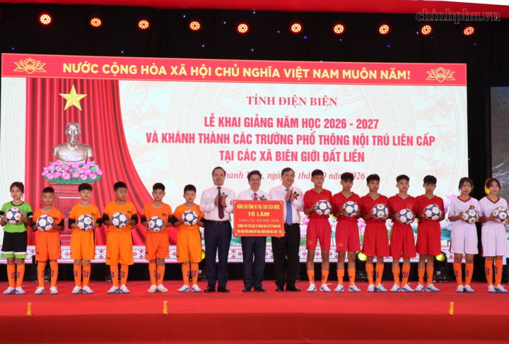 Phó Thủ tướng Thường trực Chính phủ Phạm Gia Túc trao quà của đồng chí Tổng Bí thư, Chủ tịch nước Tô Lâm cho học sinh nhà trường - Ảnh: chinhphu.vn/Nguyễn Hoàng