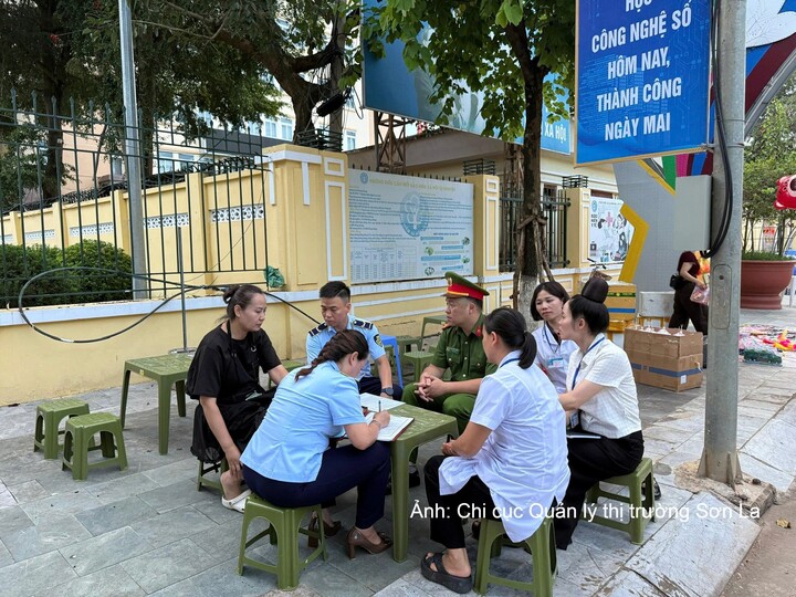 Lực lượng chức năng tỉnh Sơn La kiểm tra, kiểm soát thị trường về an toàn thực phẩm.