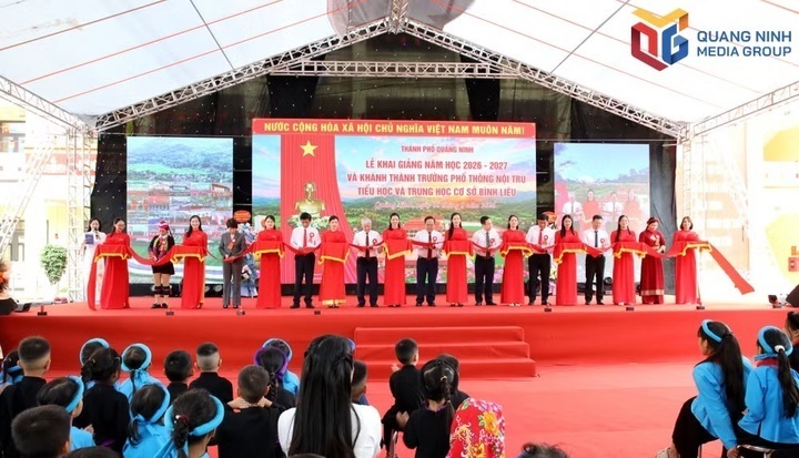 Phó Chủ tịch Thường trực Quốc hội Đỗ Văn Chiến cùng các đại biểu cắt băng khánh thành Trường Phổ thông nội trú Tiểu học và THCS Bình Liêu, TP. Quảng Ninh. Ảnh: Quang Ninh Media Group