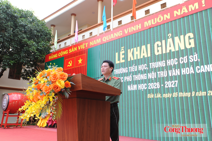 Thiếu tướng Nguyễn Hữu Mạnh, Cục trưởng Cục An ninh nội địa, Bộ Công an phát biểu tại lễ khai giảng năm học mới.