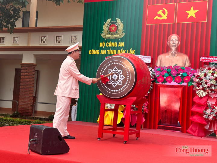 Đại tá Mai Hữu Vạn, Hiệu trưởng Trường Văn hóa Công an nhân dân II đánh trống khai giảng năm học mới.