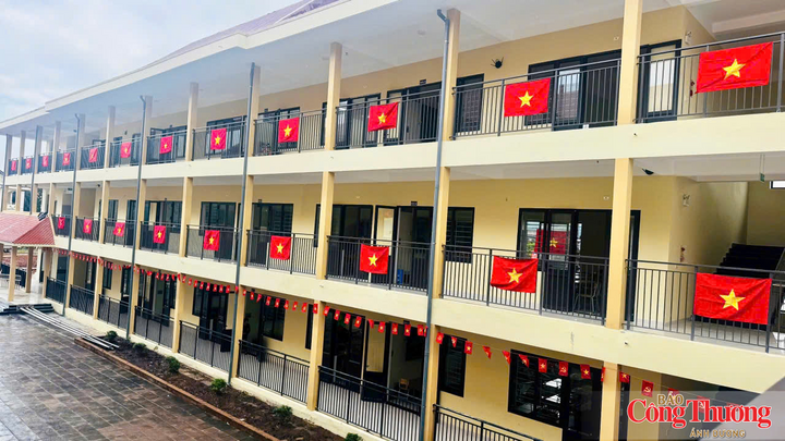 Ngôi trường mới được xây dựng khang trang rực rỡ cờ hoa