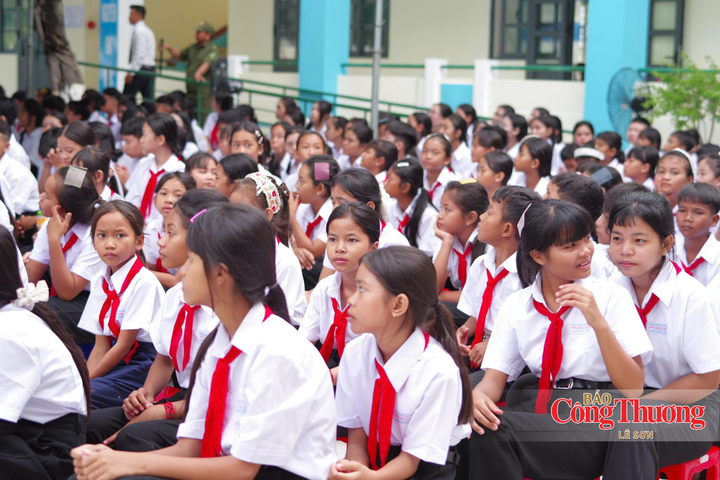 Đông đảo các em học sinh tham dự lễ khai giảng tại Trường Phổ thông dân tộc nội trú THCS và THPT Pi Năng Tắc, xã Bắc Ái Đông.