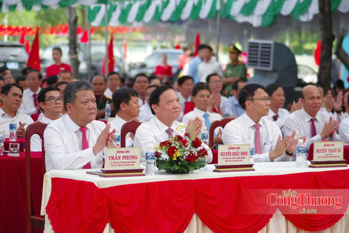 Phó Chủ tịch Quốc hội Nguyễn Khắc Định và Bí thư Tỉnh ủy Khánh Hòa Trần Phong tại buổi lễ.