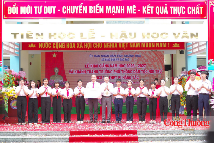 Các đại biểu trao học bổng cho các em học sinh.