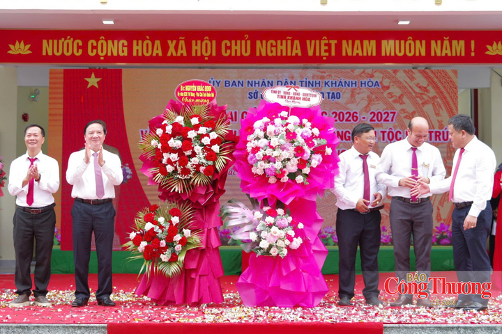 Phó Chủ tịch Quốc hội Nguyễn Khắc Định và Bí thư Tỉnh ủy Khánh Hòa Trần Phong tặng hoa chúc mừng.