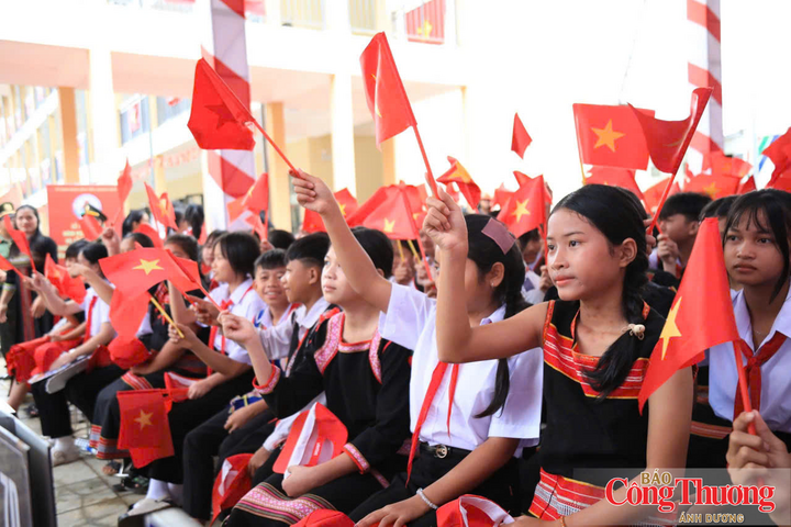 Hàng ngàn học sinh vùng biên trong niềm vui khai giảng năm học mới