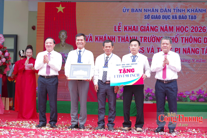 Phó Chủ tịch Quốc hội Nguyễn Khắc Định và Bí thư Tỉnh ủy Khánh Hòa Trần Phong tặng quà chúc mừng.