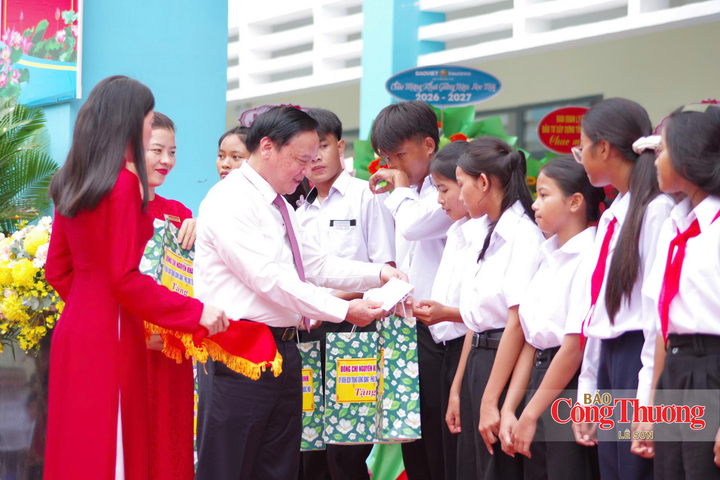 Phó Chủ tịch Quốc hội Nguyễn Khắc Định tặng quà cho các em học sinh.