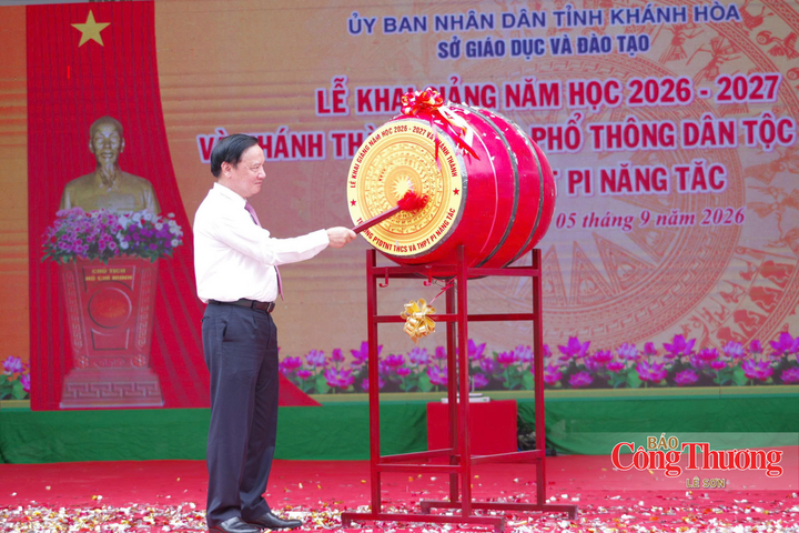 Phó Chủ tịch Quốc hội Nguyễn Khắc Định đánh trống khai giảng năm học mới.