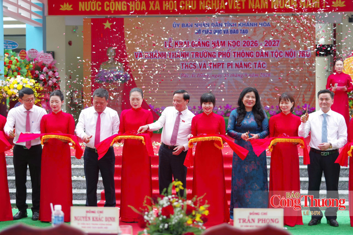 Các đại biểu thực hiện nghi thức cắt băng khánh thành.
