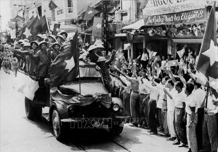 Sáng 10/10/1954, các cánh quân của Đại đoàn Quân Tiên Phong từ các cửa ô tiến vào tiếp quản Thủ đô được giải phóng trong rừng cờ hoa đón chào của 20 vạn người dân Hà Nội.
