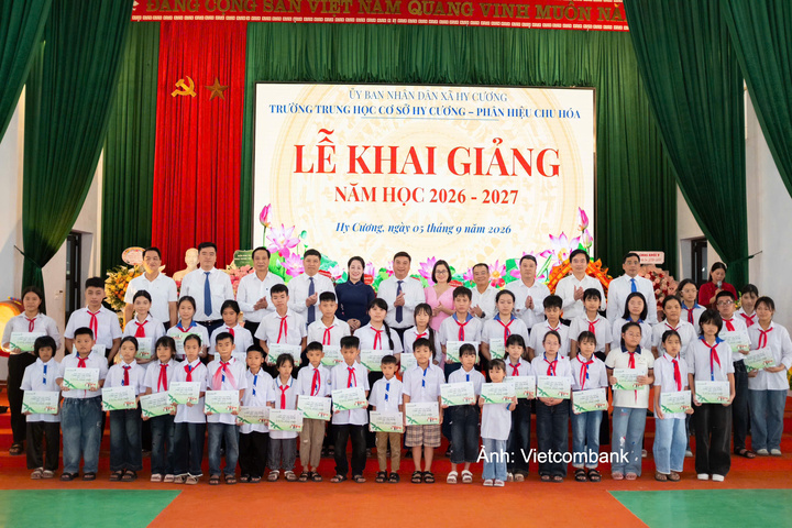 Ông Hồng Quang, Thành viên Hội đồng quản trị, Chủ tịch Công đoàn Vietcombank (hàng cuối, thứ 4 từ trái sang) và ông Đinh Tiến Hải, Giám đốc Quỹ Bảo trợ trẻ em Việt Nam (hàng cuối, thứ 6 từ trái sang) cùng đại diện lãnh đạo Chi nhánh Vietcombank Phú Thọ trao học bổng “Cùng em tiến bước” cho các em học sinh tại Trường THCS Hy Cương - Phân hiệu Chu Hóa (xã Hy Cương, tỉnh Phú Thọ).