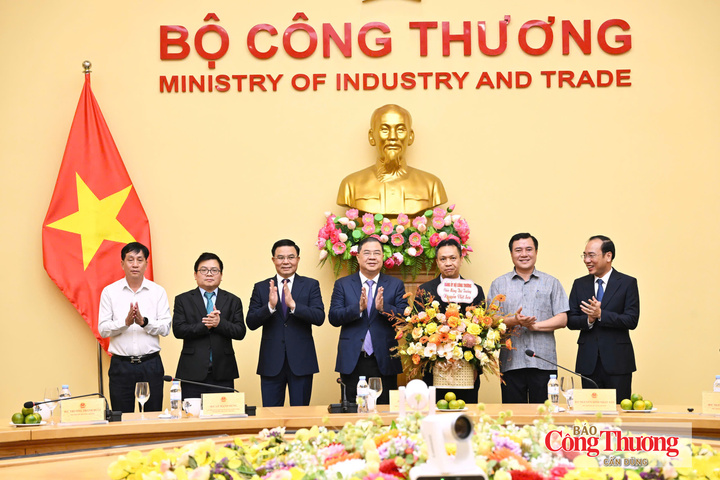 Ủy viên Bộ Chính trị, Phó Thủ tướng Thường trực Phạm Gia Túc; Bí thư Đảng ủy, Bộ trưởng Bộ Công Thương Lê Mạnh Hùng; cùng các Ủy viên Ban Thường vụ Đảng ủy Bộ chúc mừng Thứ trưởng Bộ Công Thương Nguyễn Việt Sơn. Ảnh: Cấn Dũng
