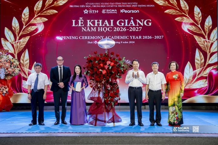 Đại diện lãnh đạo Công ty Cổ phần Thương mại Thái Hưng chúc mừng Sigma School nhân dịp khai giảng năm học mới.