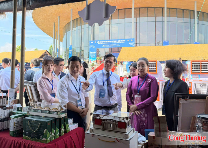 Nhiều đại biểu, du khách quan tâm đến gian hàng của Đà Nẵng.