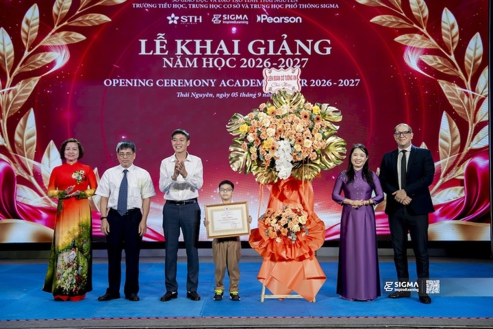 Lãnh đạo Liên đoàn Cờ tướng Việt Nam trao khen thưởng cho học sinh Hoàng Lê Anh Minh, lớp 2A1.