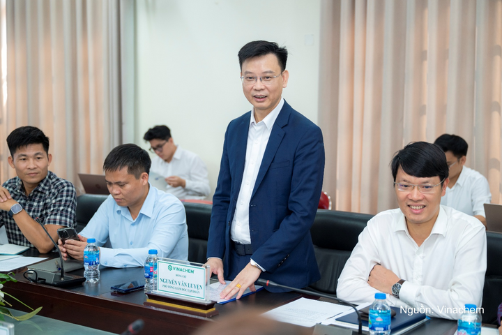 Ông Nguyễn Văn Luyện, Phó Tổng giám đốc Vinachem phát biểu tại buổi làm việc.