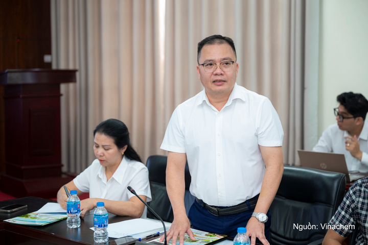 Đại diện Công ty Cổ phần Phân lân Ninh Bình phát biểu tại buổi làm việc.