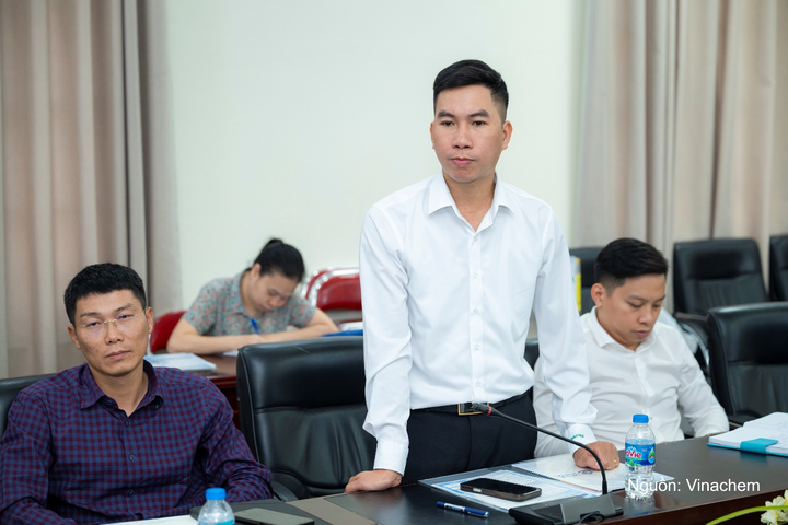 Đại diện Công ty Cổ phần Phân lân nung chảy Văn Điển phát biểu tại buổi làm việc.