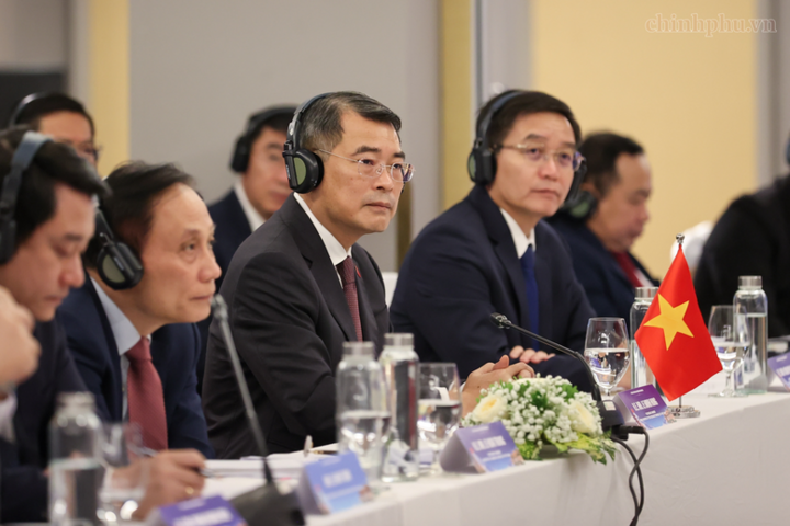 Thủ tướng Chính phủ Lê Minh Hưng nghe ý kiến phát biểu của lãnh đạo các địa phương Nhật Bản. Ảnh: chinhphu.vn/Nhật Bắc
